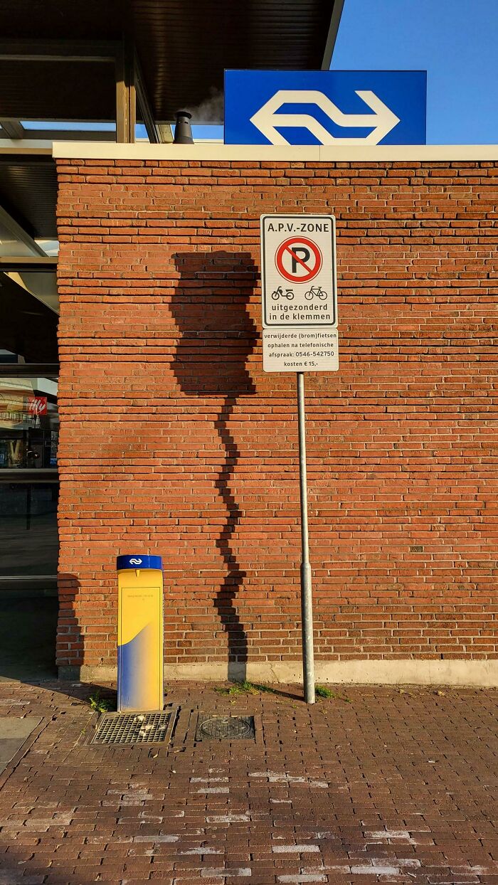 Zig-Zag Bricks Making Zig-Zag Shadows