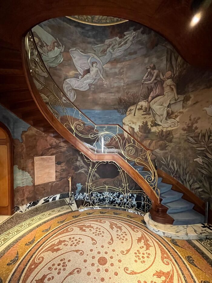 Staircase Goals: Maison Hannon’s Fancy Steps