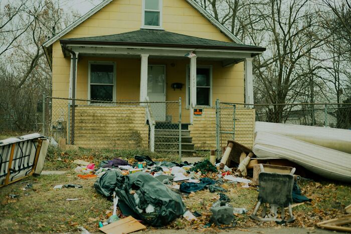 They Saw The Wildest Stuff In Someone Else’s House And Swore Off Visiting Forever