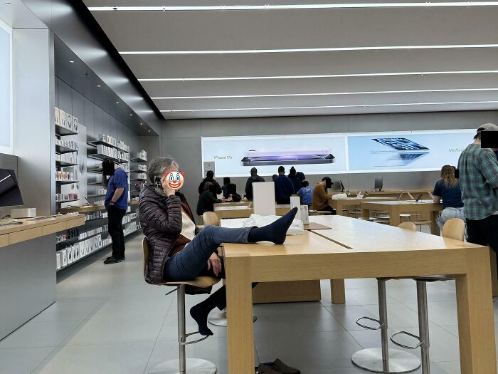 Lady Took Off Shoes And Put Her Smelly Feet On The Apple Store Table. Nope, Nope, Nope
