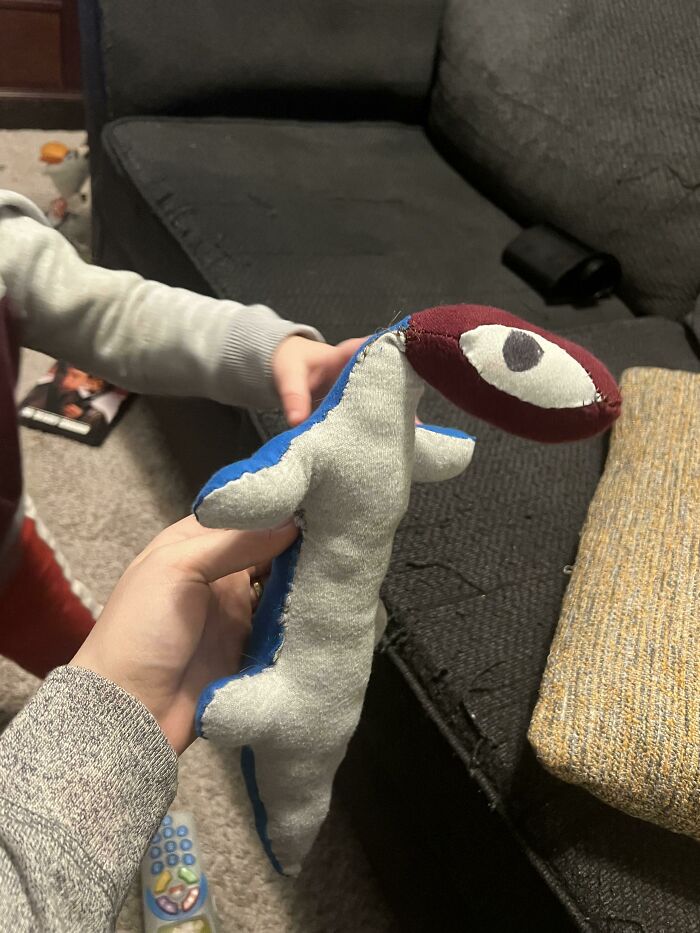 Kids’ Old Clothes Turned Into A Cute Lizard Plush