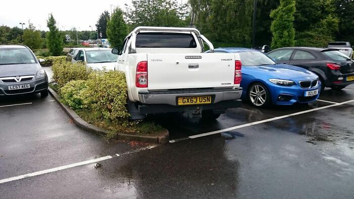 Wait, They Parked *There*?! 92 Hilariously Bad Parking Fails You’ve Gotta See