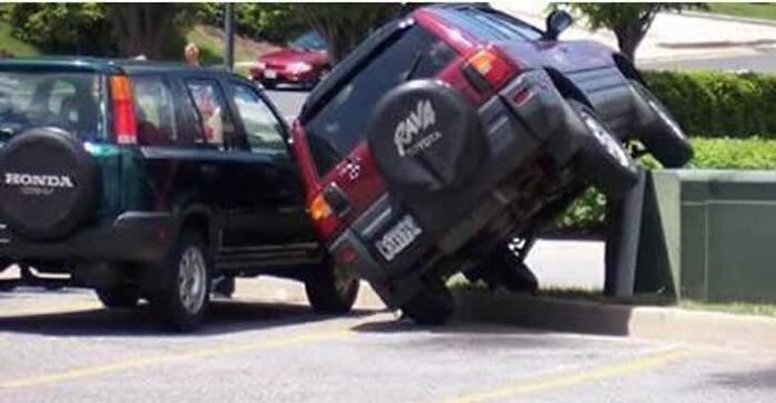 Wait, They Parked *There*?! 92 Hilariously Bad Parking Fails You’ve Gotta See