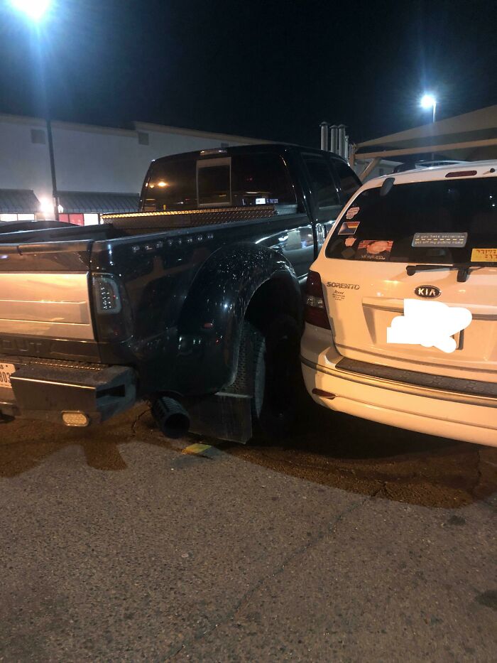 Wait, They Parked *There*?! 92 Hilariously Bad Parking Fails You’ve Gotta See