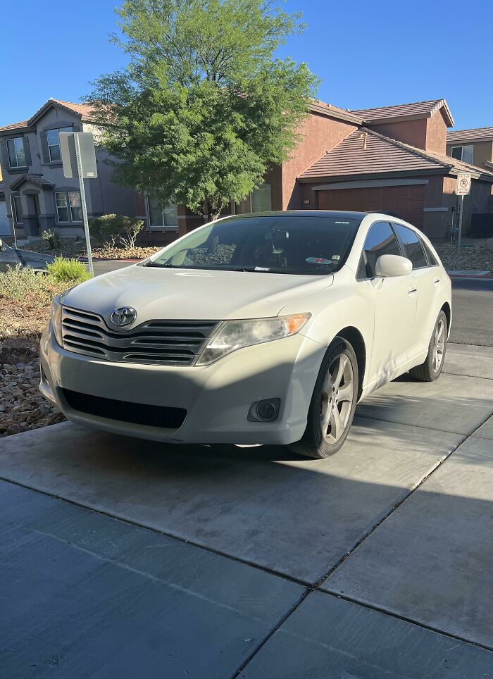 Wait, They Parked *There*?! 92 Hilariously Bad Parking Fails You’ve Gotta See