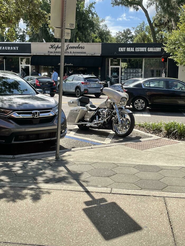 Wait, They Parked *There*?! 92 Hilariously Bad Parking Fails You’ve Gotta See