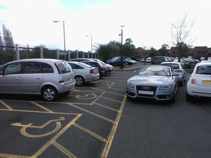 Wait, They Parked *There*?! 92 Hilariously Bad Parking Fails You’ve Gotta See