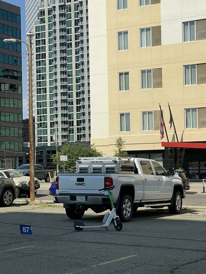 Wait, They Parked *There*?! 92 Hilariously Bad Parking Fails You’ve Gotta See