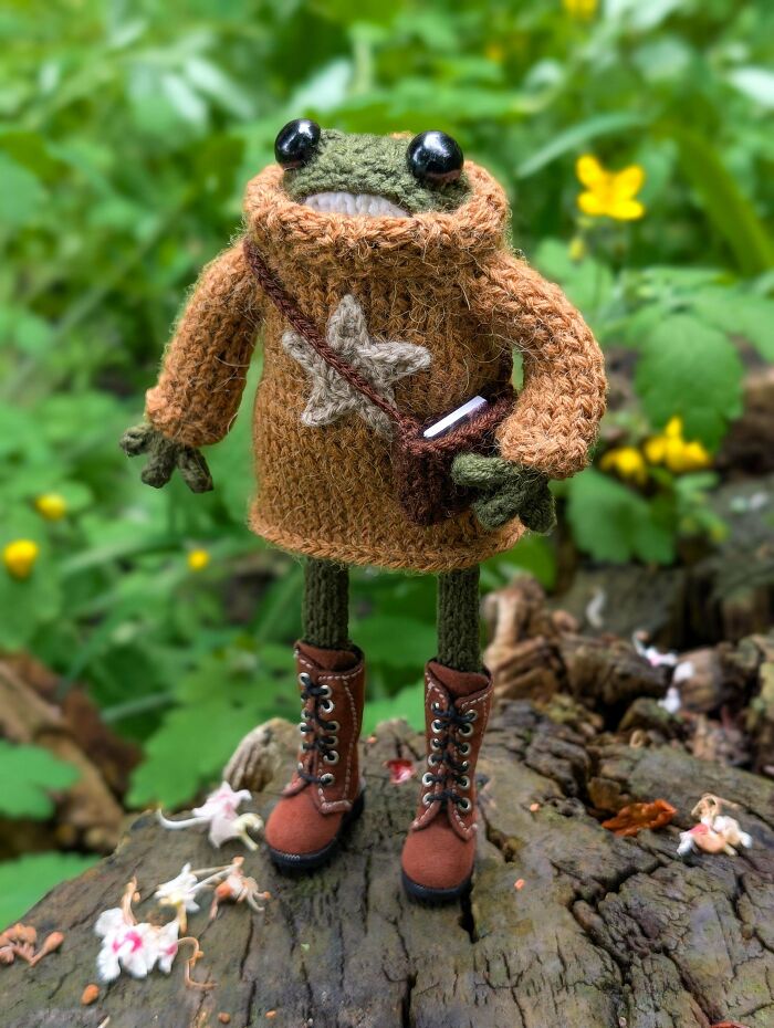 Meet my tiny Goblincore star who never leaves home without her book. She’s basically my spirit animal.