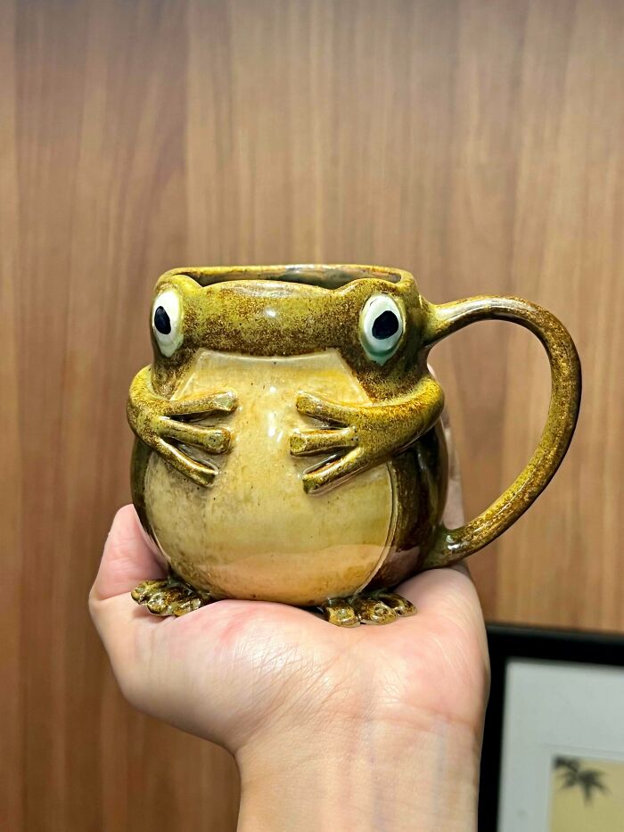 Frog mugs alert! Because drinking tea from a frog is way cooler than a plain cup.