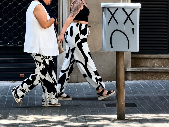 Wait Till You See These Hilarious Street Photos Where Everything Lines Up Just Right!