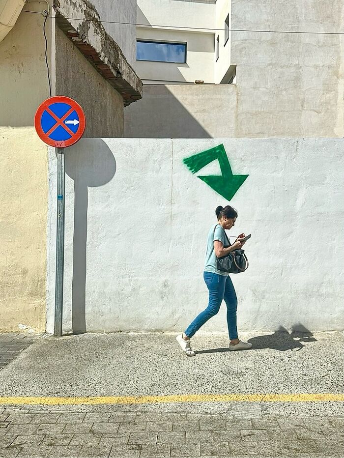 Wait Till You See These Hilarious Street Photos Where Everything Lines Up Just Right!