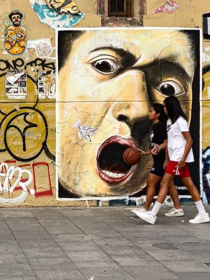 Wait Till You See These Hilarious Street Photos Where Everything Lines Up Just Right!