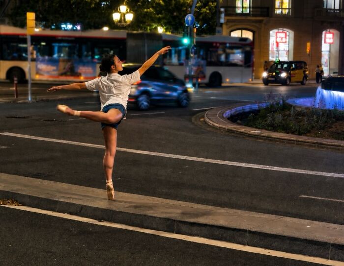 Wait Till You See These Hilarious Street Photos Where Everything Lines Up Just Right!
