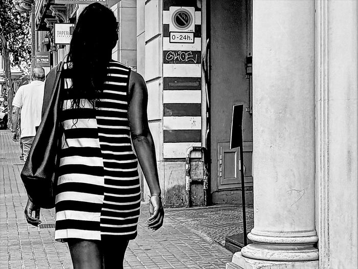 Wait Till You See These Hilarious Street Photos Where Everything Lines Up Just Right!