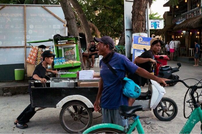 35 Street Photos That Prove Everyday Life Is Full of Surprises