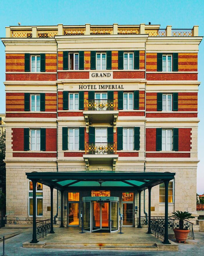"Split Façades II"