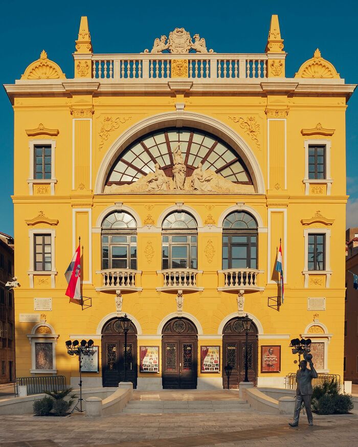 "Split Façades III"