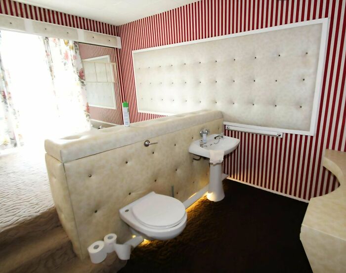 Wait, People Really Decorate Like This?! 40+ Hilarious Home Fails You Gotta See