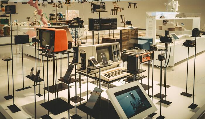 Wait, Museum Workers Spill The Wildest Behind-The-Scenes Stories!