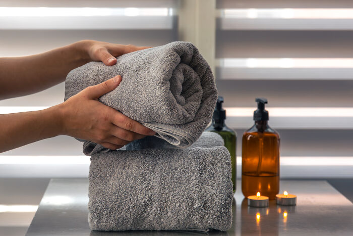 36 Absolutely Bizarre Houseguest Fails That Will Make You Go "Wait, What?!"