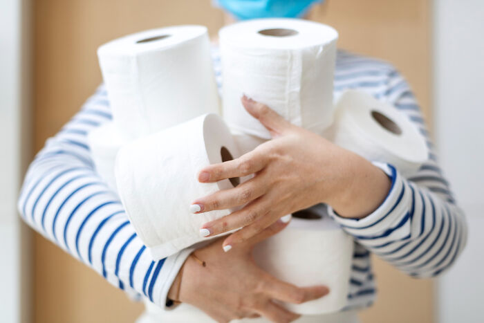 36 Absolutely Bizarre Houseguest Fails That Will Make You Go "Wait, What?!"