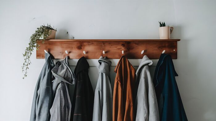 36 Absolutely Bizarre Houseguest Fails That Will Make You Go "Wait, What?!"