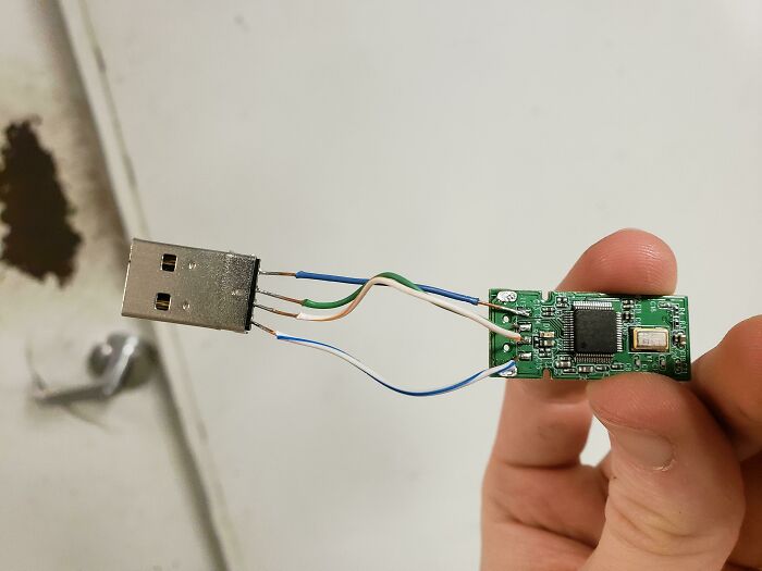 Broke Flash Drive? Soldering Iron to the Rescue!