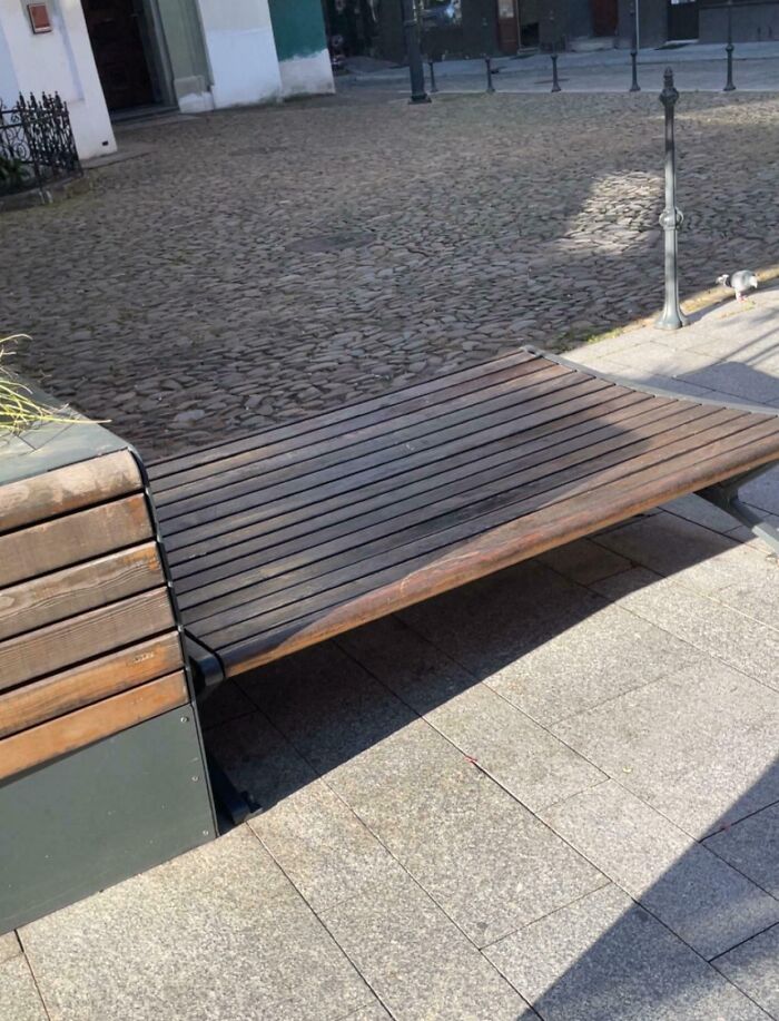 Polish Benches That Say ‘Everyone’s Welcome’ with Double-Sided Seats