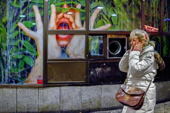 Wait, They Actually Snapped These Hilarious Street Coincidences? (35 Pics)