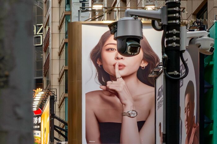 Wait, They Actually Snapped These Hilarious Street Coincidences? (35 Pics)
