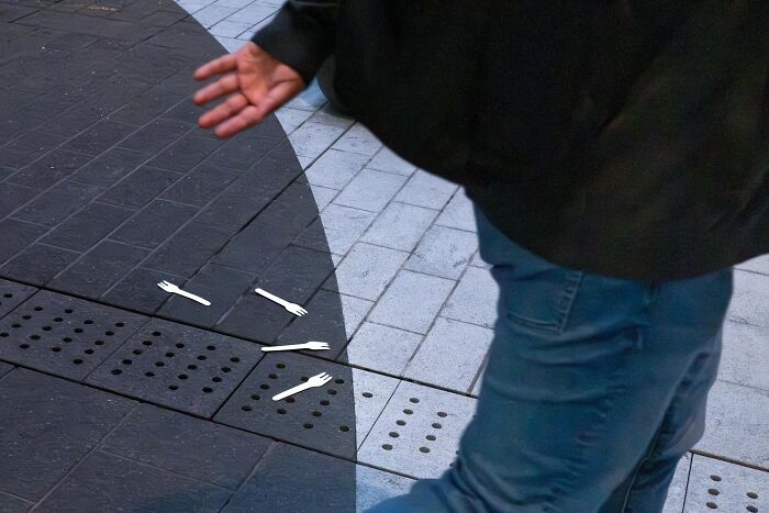 Wait, They Actually Snapped These Hilarious Street Coincidences? (35 Pics)