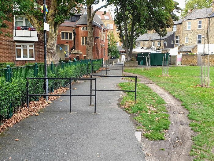 52 Design Fails That Tried To Help But Ended Up Hilariously Annoying