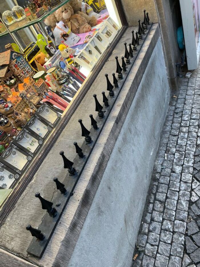 52 Design Fails That Tried To Help But Ended Up Hilariously Annoying