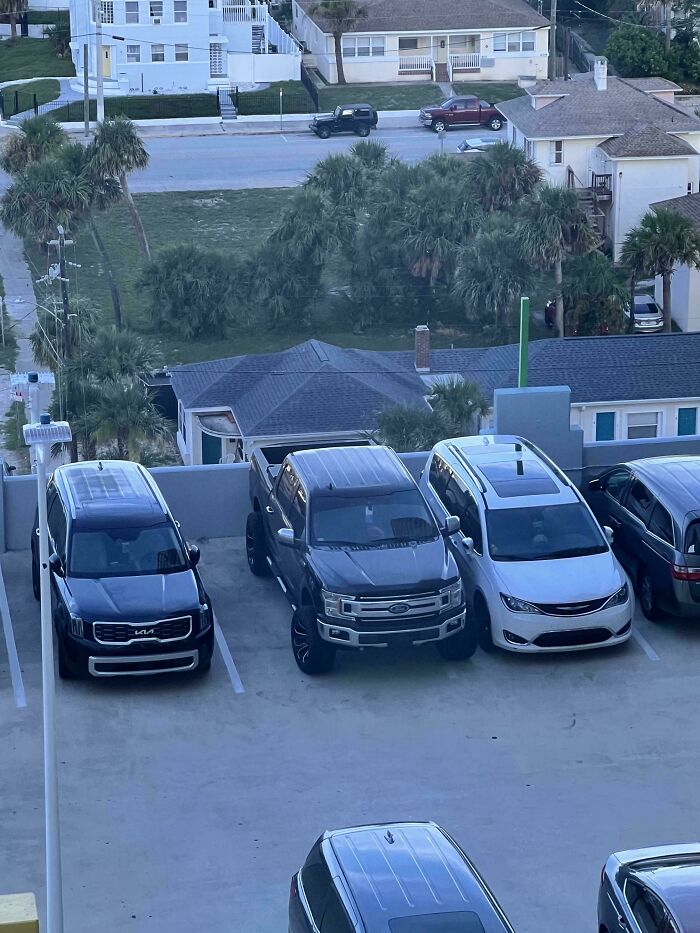 Mini Van Saves The Day By Squeezing Next To A Bad Parker