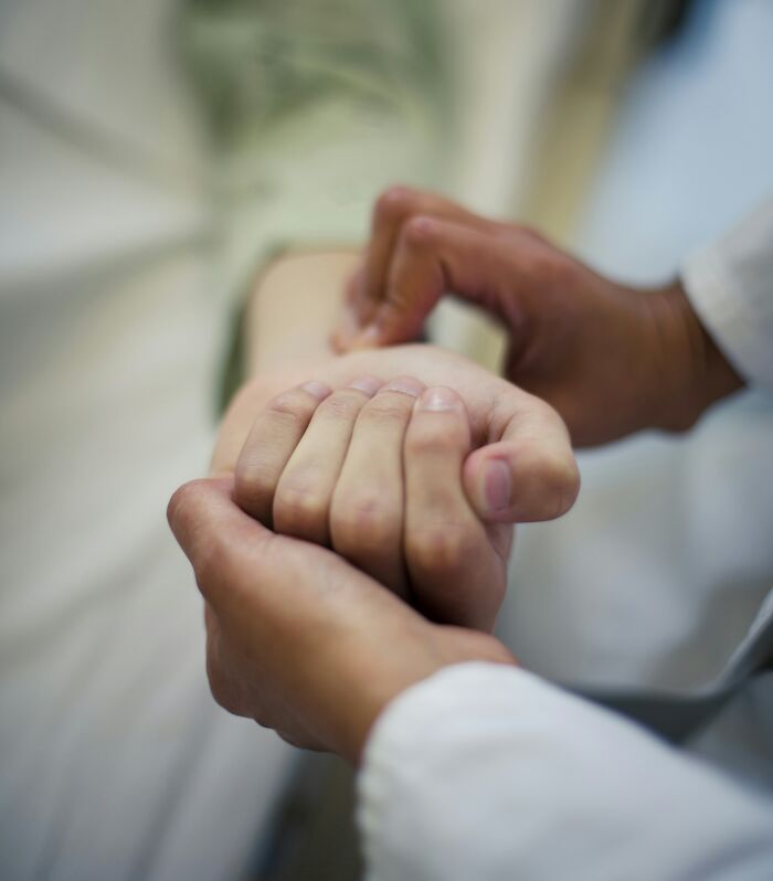 26 Wild Tricks Doctors Use When Patients Totally Fake It