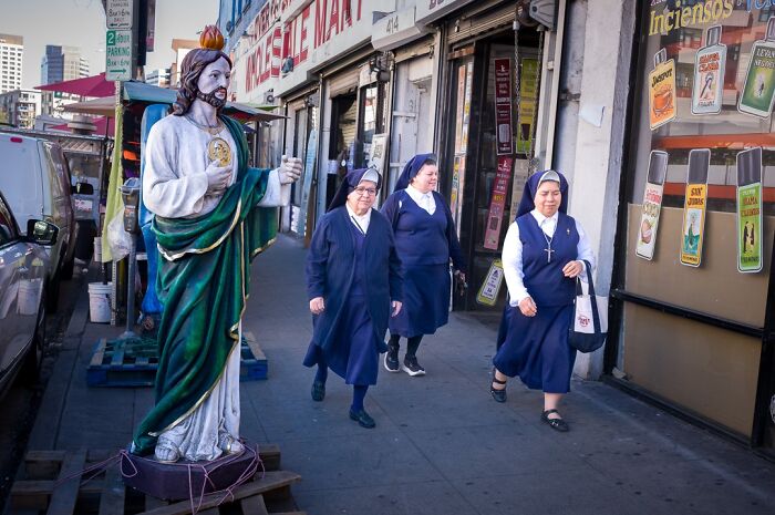 Wait, They Actually Snapped That?! 42 Street Pics That Are Too Weird To Believe