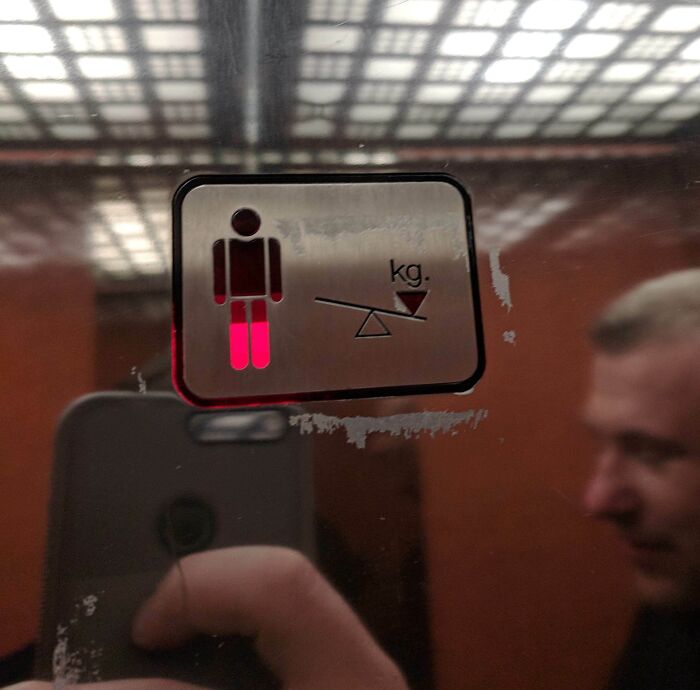 Elevator That Shows How Packed It Is So You Don’t Get Surprised