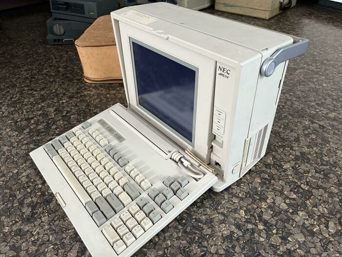 An Old Laptop Owned By A Friend’s Grandpa – Retro Charm Alert!