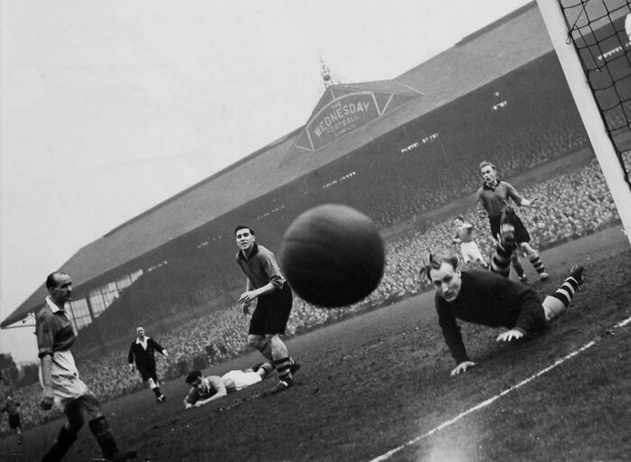 Manchester United vs. Wolverhampton, 1949 (Old School Football Hype)