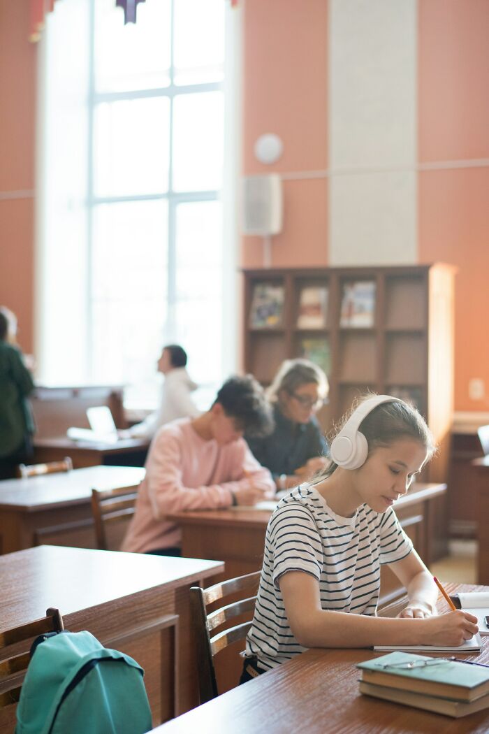Teachers Spill the Wildest Stories About Gen Alpha Kids (And It’s Crazy)