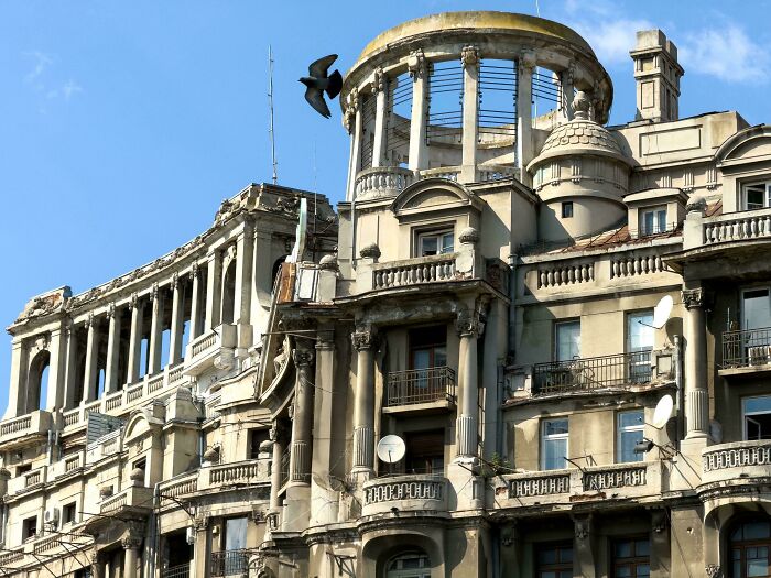 Wild Apartment Building In Bucharest: So Many Circles!