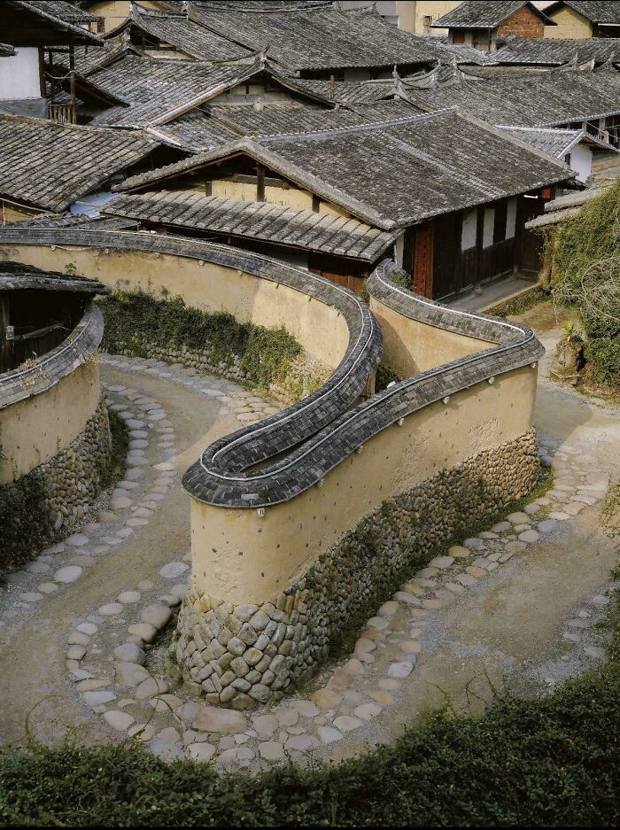 Curvy Road Vibes In A Cute Chinese Town