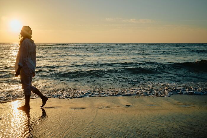 The 57 Weird Habits Everyone Thinks Are Harmless (But Aren't, Says Older Folks)