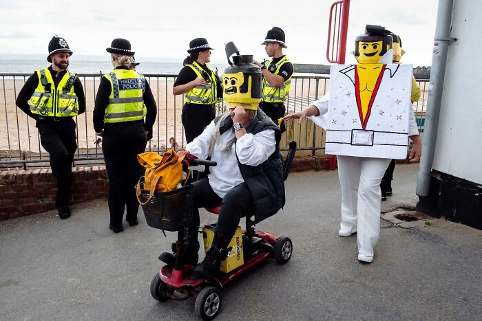 47 Street Photos That Nailed The Perfect Moment (You Won't Believe #23)