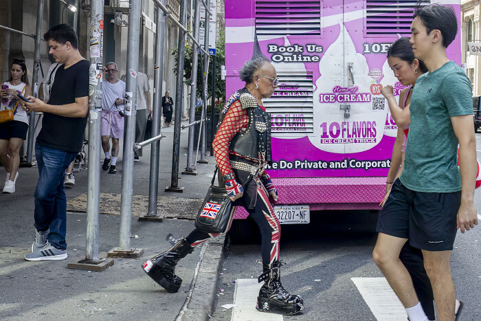 47 Street Photos That Nailed The Perfect Moment (You Won't Believe #23)