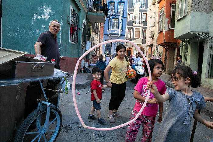 47 Street Photos That Nailed The Perfect Moment (You Won't Believe #23)