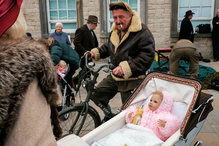 47 Street Photos That Nailed The Perfect Moment (You Won't Believe #23)