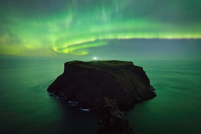 Tasman Arc: Sea Cliffs & Southern Lights