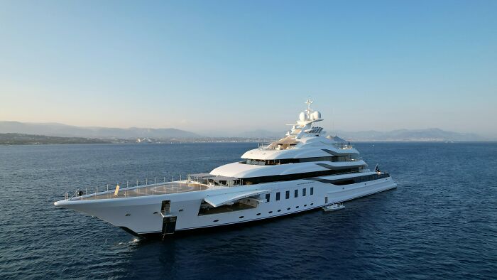 Wait, Employees Spill the Wildest Secrets About Rich People’s Lives!